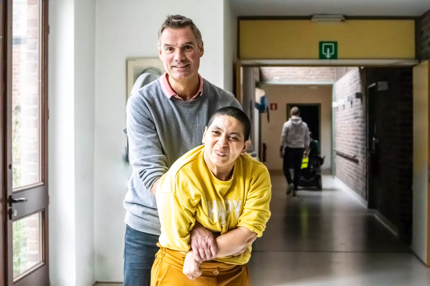 Begeleider en bewoner van Pegode Wonen Schilde poseren