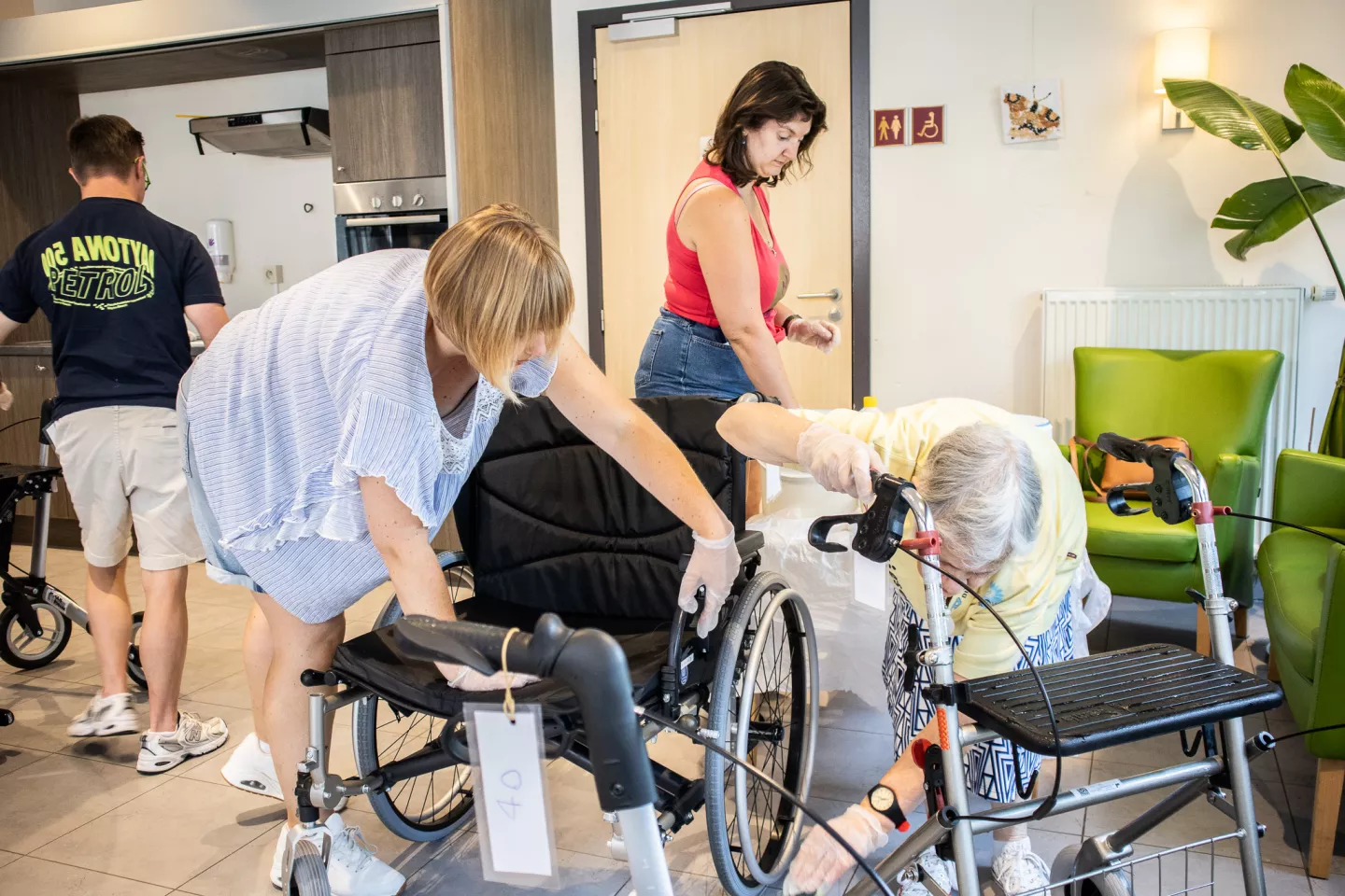 Cliënten van Den Atelier poetsen de rolstoelen van een woonzorgcentrum