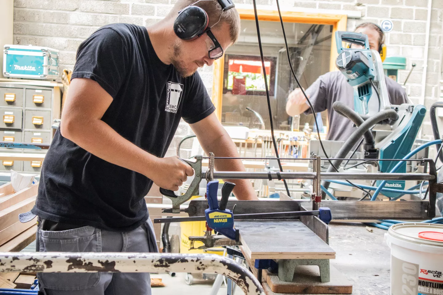 Glen, cliënt Den Atelier, werkt in het houtatelier