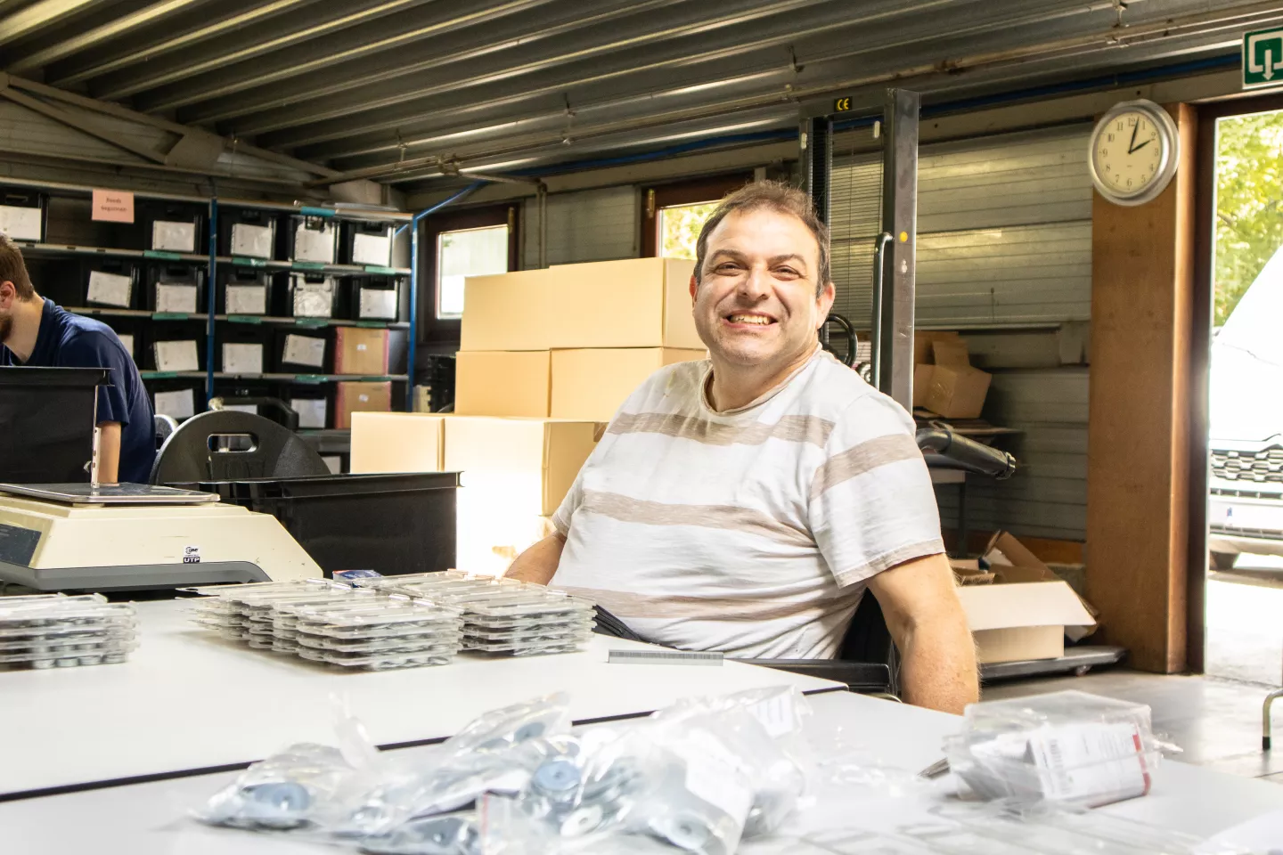 Cliënt van Den Atelier werkt in het inpakatelier