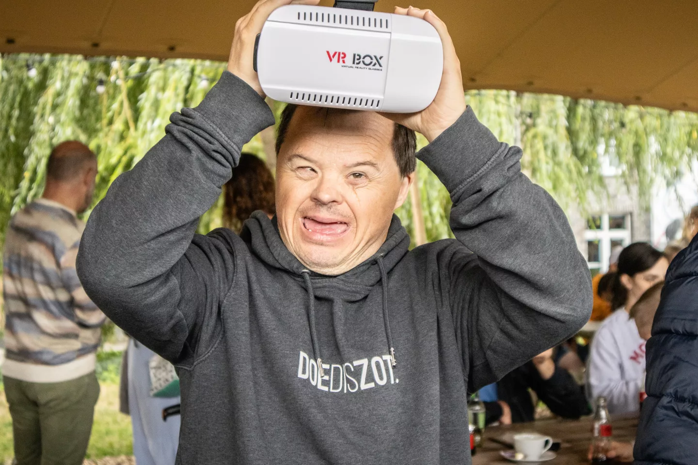 Deelnemer neemt VR-bril van zijn gezicht op Pegode Luncht 2025