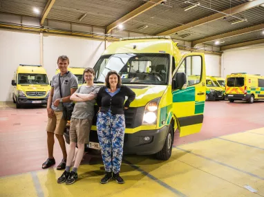 Den Atelier: Ambulances poetsen en verzorgingszakken klaarmaken